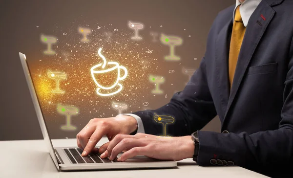 Ekrandan Kahve Çekirdekleri Ikonlarıyla Internetten Yemek Tarifleri Aranıyor — Stok fotoğraf