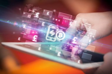 Bitcoin uygulama simgeleri içeren tablet kullanan bir elin yakın çekimi, dijital para birimi kavramı