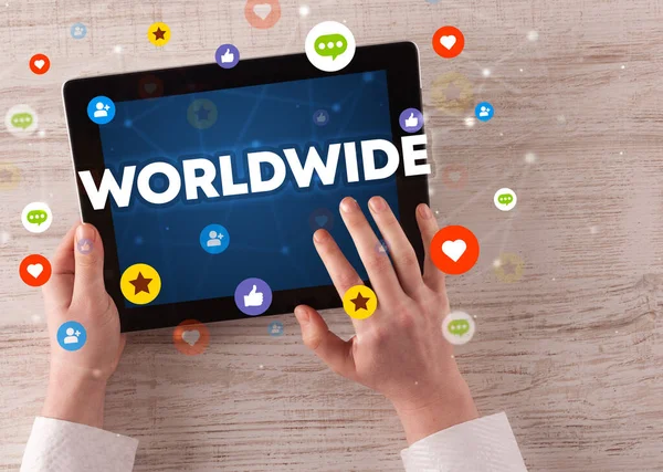Nahaufnahme Eines Touchscreens Mit Worldwide Aufschrift Social Networking Konzept — Stockfoto