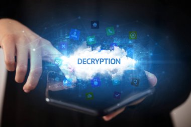 İş adamı, üzerinde şifre çözme yazıları ve teknoloji konsepti olan katlanabilir bir akıllı telefon tutuyor.