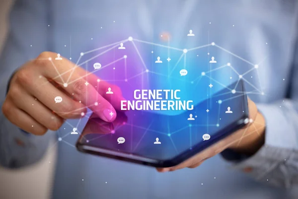 Empresário Segurando Smartphone Dobrável Com Inscrição Genética Engineering Novo Conceito — Fotografia de Stock
