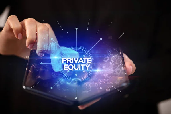 Üzletember Kezében Egy Összecsukható Okostelefon Private Equity Felirattal Üzleti Koncepció — Stock Fotó