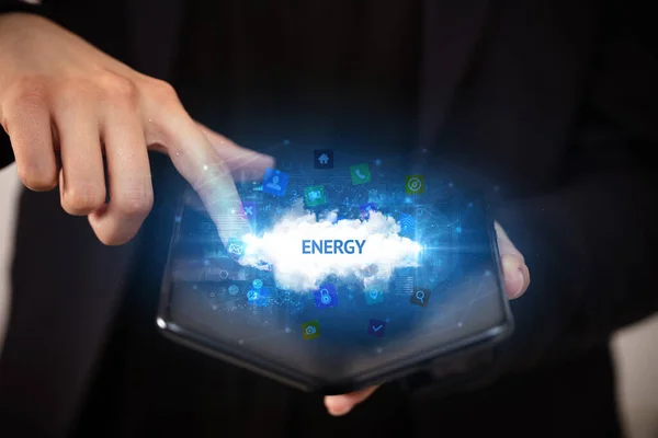 Επιχειρηματίας Κρατώντας Ένα Αναδιπλούμενο Smartphone Ενεργειακή Επιγραφή Έννοια Της Τεχνολογίας — Φωτογραφία Αρχείου