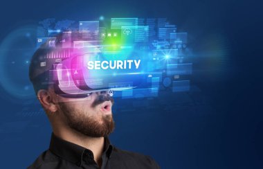 Sanal gerçeklik gözlükleriyle güvenlik yazıtlarını inceleyen iş adamı, yenilikçi güvenlik kavramı