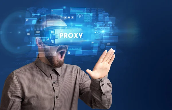 Affärsman Tittar Igenom Virtual Reality Glasögon Med Proxyinskription Innovativa Säkerhetskoncept — Stockfoto