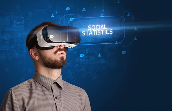 Üzletember Néz Virtuális Valóság Szemüveg Társadalmi Statisztika Felirat Szociális Hálózati — Stock Fotó