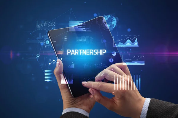 Üzletember Kezében Egy Összecsukható Okostelefon Partnerség Felirattal Sikeres Üzleti Koncepció — Stock Fotó