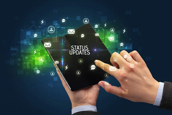 Empresário Segurando Smartphone Dobrável Com Inscrição Status Updates Conceito Rede — Fotografia de Stock