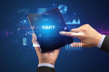 İş adamı katlanabilir bir akıllı telefon tutuyor. Eşitlik yazılı, başarılı bir iş konsepti.