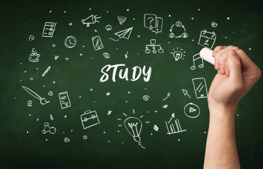 Tahtaya beyaz tebeşirle çizim çalışması, eğitim kavramı