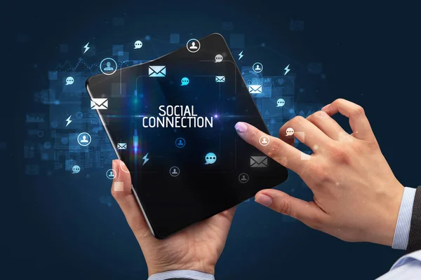 Empresario Sosteniendo Smartphone Plegable Con Inscripción Social Connection Concepto Redes —  Fotos de Stock