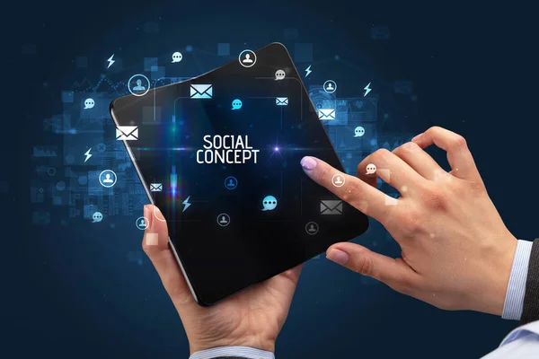 Geschäftsmann Hält Ein Faltbares Smartphone Mit Sozialer Konzeptbeschriftung Social Networking — Stockfoto