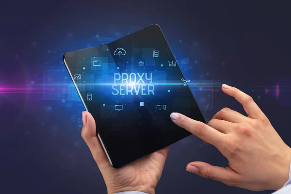 Επιχειρηματίας Κρατώντας Ένα Αναδιπλούμενο Smartphone Επιγραφή Proxy Server Έννοια Ασφάλειας — Φωτογραφία Αρχείου