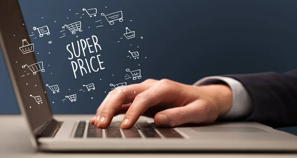 Empresário Trabalhando Laptop Com Inscrição Super Price Conceito Compras Line — Fotografia de Stock