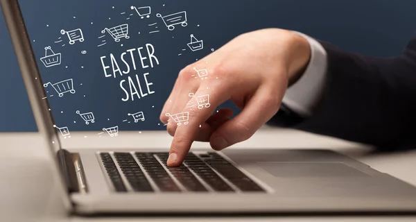 Podnikatel Pracující Notebooku Nápisem Easter Prodej Online Nákupní Koncept — Stock fotografie