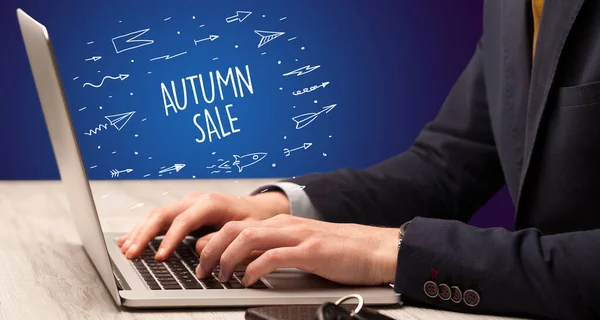 Üzletember Dolgozik Laptop Autumn Eladó Felirat Online Vásárlási Koncepció — Stock Fotó
