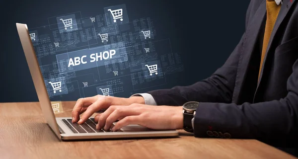 Empresário Trabalhando Laptop Com Inscrição Abc Shop Conceito Compras Line — Fotografia de Stock