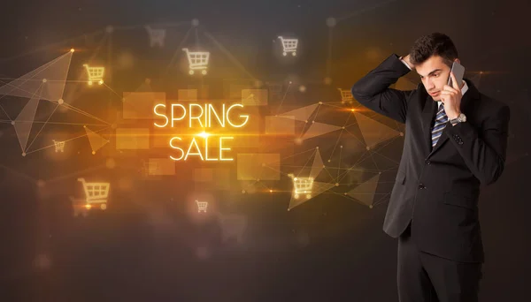 ショッピングカートのアイコンと春の販売の碑文を持つビジネスマン オンラインショッピングコンセプト — ストック写真