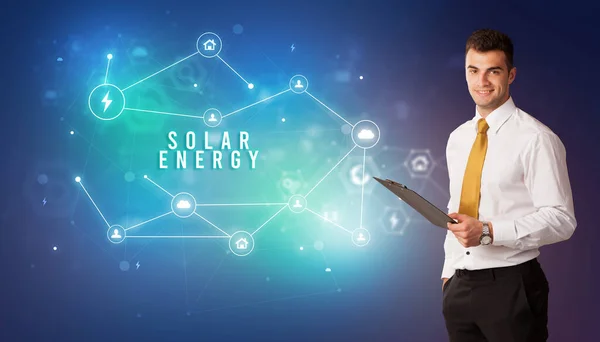 Podnikatel Před Ikonami Cloudových Služeb Nápisem Solar Energy Moderní Koncept — Stock fotografie