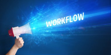 WorKFLOW yazıtları ve iş konseptiyle hoparlörde bağıran genç kişi