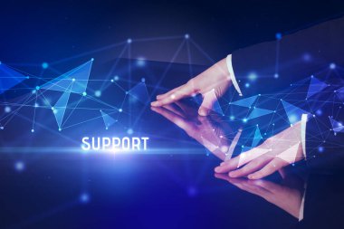 İş adamı büyük ekrana SUPPORT yazısıyla dokunuyor, modern teknoloji iş konsepti