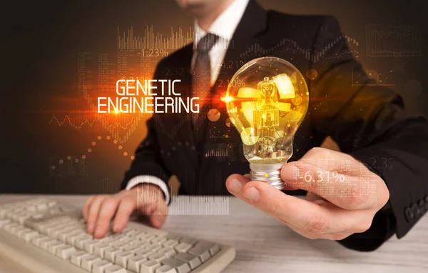 Empresario Sosteniendo Bombilla Con Ingeniería Genética Inscripción Concepto Tecnología Empresarial — Foto de Stock