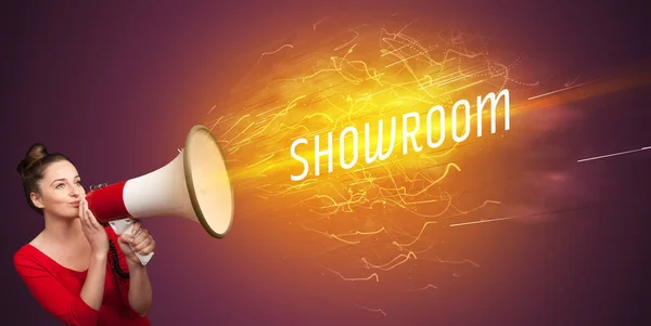 Jonge Girld Schreeuwen Megafoon Met Showroom Inscriptie Online Shopping Concept — Stockfoto