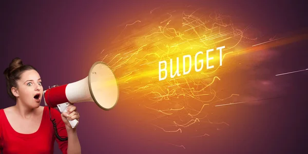 Fiatal Lány Kiabálás Hangosbeszélőben Budget Felirattal Online Vásárlási Koncepció — Stock Fotó