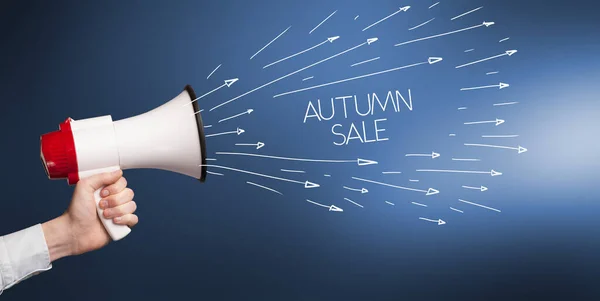 Genç Kız Autumn Satış Yazıtları Alışveriş Konseptiyle Megafonla Bağırıyor — Stok fotoğraf