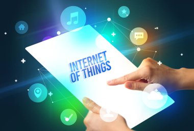 Nesnelerin interneti, yazıtlar, yeni teknoloji konsepti ile fütürist tablet tutmak