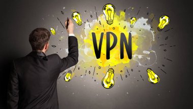 İş adamı VPN kısaltması ile renkli ampul çiziyor, yeni teknoloji fikri kavramı
