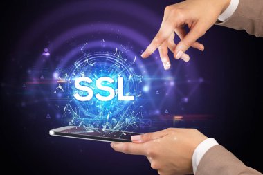 SSL kısaltmalı bir dokunmatik ekrana yakın çekim, modern teknoloji kavramı