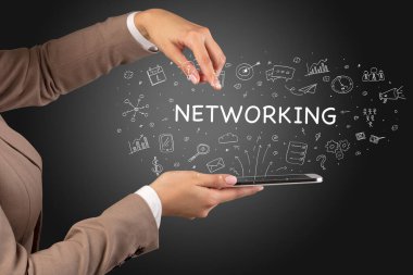 NETworking yazıtları, sosyal medya kavramı ile dokunmatik ekranın yakın plan görüntüsü