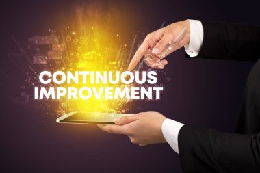 KONTINUOUS İMPROVEMENT yazıt, yenilikçi teknoloji konsepti ile bir dokunmatik ekran yakın çekim