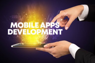 MOBILE APPS DEVELOPMENT yazıtları, yenilikçi teknoloji konsepti ile bir dokunmatik ekran yakın plan