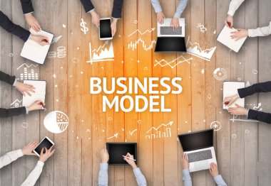 Bir Ofiste Çalışan Meşgul İnsanlar Grubu İşletme Model yazıtları, başarılı iş konsepti