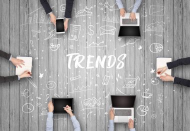 TRENDS yazıtları ve ortak çalışma konseptiyle birlikte çalışan bir grup iş adamı