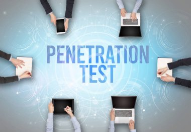 PENETRATION TEST insciption, web güvenlik kavramı olan bir dizüstü bilgisayarın önünde bir grup insan