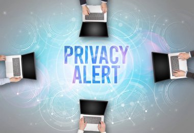Bir dizüstü bilgisayarın önünde özel ALERT eğitimli bir grup insan, web güvenlik kavramı