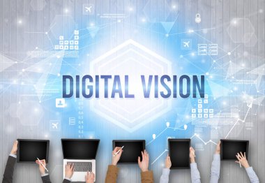 DIGITAL VISION yazıtları, modern teknoloji konsepti olan bir ofiste çalışan meşgul insanlar grubu