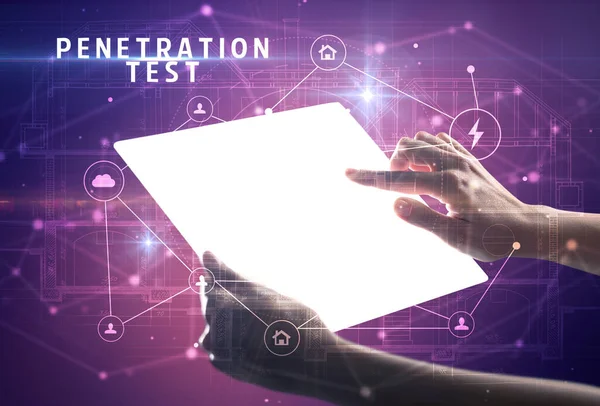 Držení Futuristického Tabletu Nápisem Penetration Test Koncepce Kybernetické Bezpečnosti — Stock fotografie