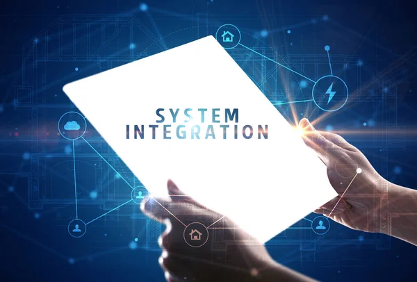 Držení Futuristického Tabletu Nápisem System Integration Koncepce Kybernetické Bezpečnosti — Stock fotografie