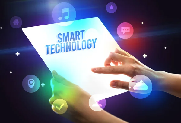 Holding Φουτουριστικό Tablet Επιγραφή Smart Technology Έννοια Της Νέας Τεχνολογίας — Φωτογραφία Αρχείου