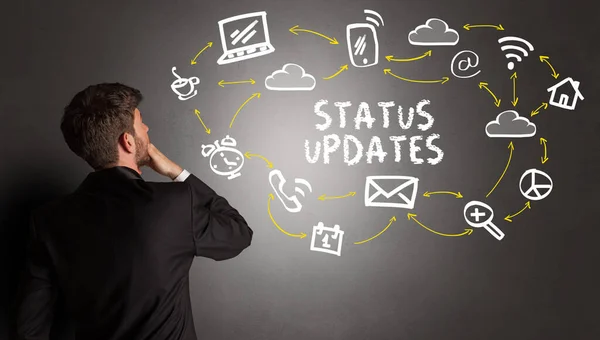 Επιχειρηματίας Που Σχεδιάζει Εικόνες Μέσα Κοινωνικής Δικτύωσης Επιγραφή Status Updates — Φωτογραφία Αρχείου