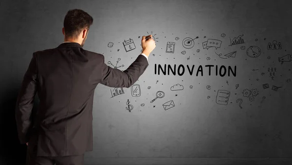 Geschäftsmann Zeichnet Eine Kreative Ideenskizze Mit Innovation Aufschrift Geschäftsstrategie Konzept — Stockfoto