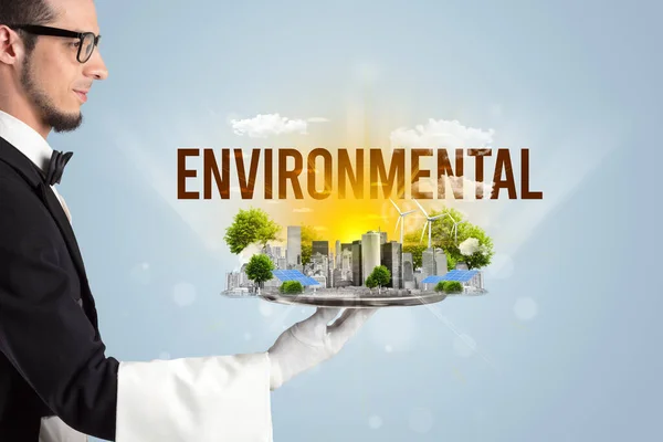 Kelner Obsługujący Eko Miasto Napisem Environmental Koncepcja Energii Odnawialnej — Zdjęcie stockowe