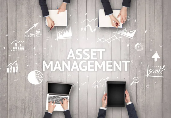 Grupa Zajętych Pracowników Biurze Napisem Asset Management Pomyślna Koncepcja Biznesowa — Zdjęcie stockowe
