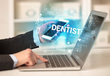 Doktor DENTIST yazıtlarıyla sağlık kontrolü yapıyor, tıbbi test sonuçlarını kaydediyor.