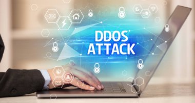 Dizüstü bilgisayarda DDOS ATTACK yazıtları, İnternet güvenliği ve veri koruma kavramı, engelleme zinciri ve siber güvenlik