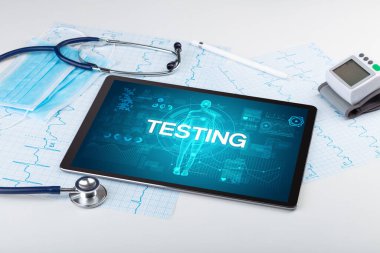 TESTING yazıtları, koronavirüs kavramına sahip tablet pc ve doktor araçları